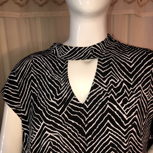 Keyhole Neckline Dress - Picture 1 of 7